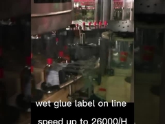 Etykieta na linii produkcyjnej,etykieta wina w trakcie produkcji